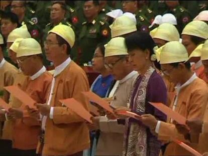 Este es el momento en que Aung San Suu Kyi, la principal disidente contra el régimen militar de Myanmar, promete su cargo como diputada en el Parlamento.