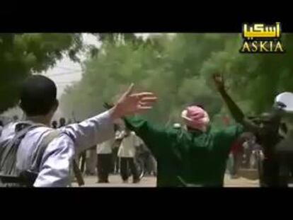 Miembros de la milicia islamista Ansar Dine celebran la victoria en las calles de Gao. Vídeo publicado en YouTube.