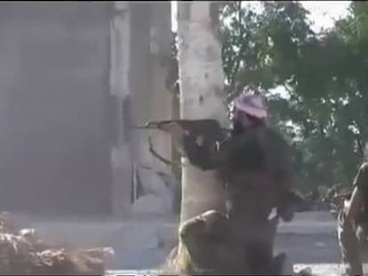 Los rebeldes de Siria afirman que se está produciendo la ofensiva final contra el régimen. Este martes han divulgado estas imágenes del ataque a una base militar en Idlib (al noroeste del país).