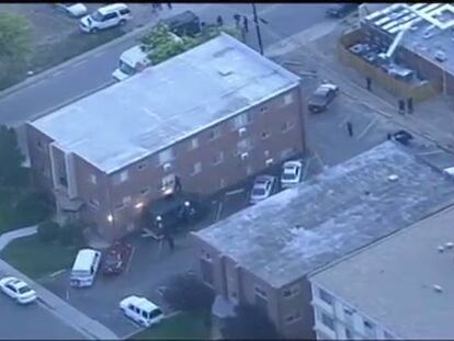 Apartamento de James Holmes, presunto autor de la matanza de Denver, durante el registro de la policía.