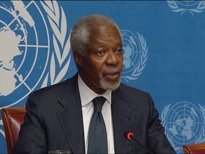 Kofi Annan anuncia su decisión en una rueda de prensa en Ginebra.