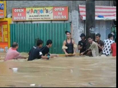 Miles de personas huyen de las inundaciones de Manila