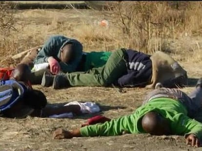 La policía sudafricana mata a tiros a 34 mineros en una protesta