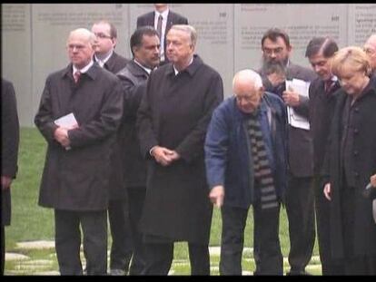 Angela Merkel durante la inauguración del memorial a las víctimas de étnia gitana del Holocausto.