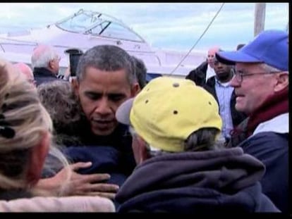 El presidente abraza a algunos de los afectados por el huracán en Nueva Jersey