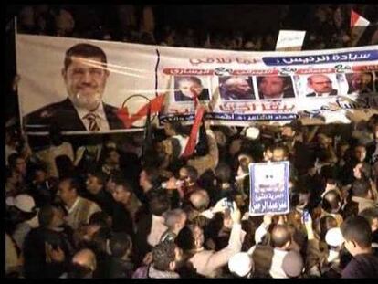 Miles de islamistas egipcios salen a la calle en defensa del presidente Morsi
