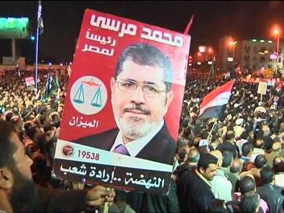 Protestas durante la noche a favor y en contra de Morsi.