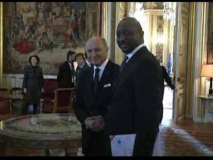 El ministro francés de Exteriores, Laurent Fabius, ha anunciado una reunión extraordinaria de la UE para tratar la situación de Malí después de reunirse con su homólogo de ese país. Vídeo: REUTERS-LIVE!