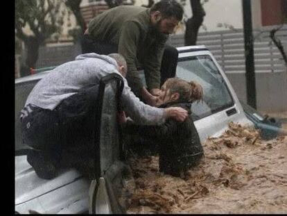 Un muerto por las lluvias en Atenas