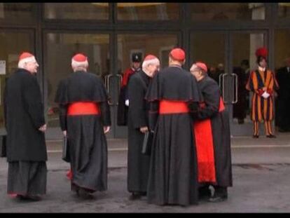 Un grupo de cardenales esta mañana en el Vaticano.