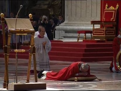 El papa Francisco reza tendido en el suelo en la Basílica de San Pedro.