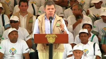 El presidente de Colombia, Juan Manuel Santos, encabeza un acto de devolución de tierras.