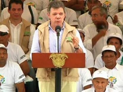 El presidente de Colombia, Juan Manuel Santos, encabeza un acto de devolución de tierras.