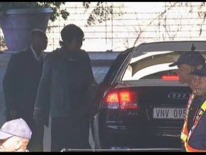 Winnie Mandela, segunda mujer del expresidente sudafricano, llega al hospital.