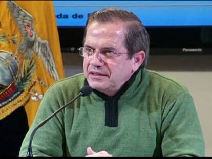 Ecuador tilda de "ofensa" la retención del avión de Evo Morales.