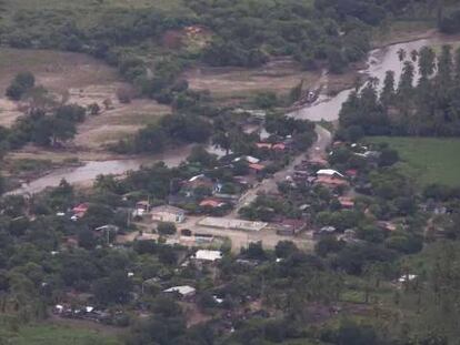 Guerrero trata de de sobrevivir bajo el agua