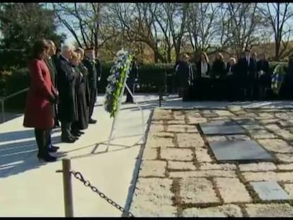 El presidente de EE UU y el expresidente Bill Cinton realizaron una ofrenda floral este lunes en la tumba de John F. Kennedy, en el cementerio de Arlington.