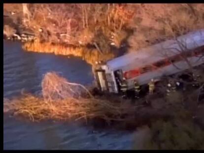 Al menos cuatro muertos y 63 heridos al descarrilar un tren en Nueva York