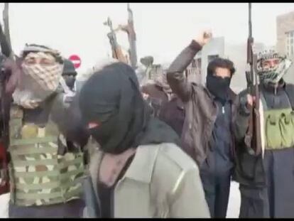 Combatientes de Al Qaeda esta mañana en la ciudad de Ramadi.