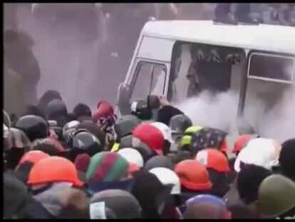 Miles de manifestantes se enfrentan violentamente con la policía en Kiev
