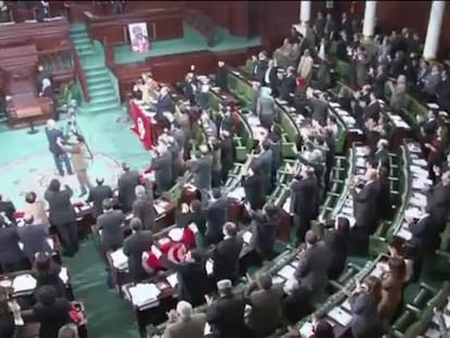 El Parlamento de Túnez aprueba la Constitución más avanzada del mundo árabe-musulmán.