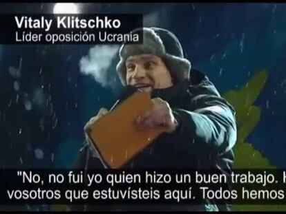El opositor Vitaly Klitchcó se dirige a los manifestantes tras la caída del Gobierno ucranio.