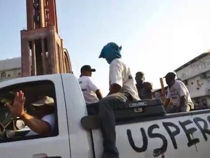 Las autodefensas hacen una demostración de fuerza en Apatzingán