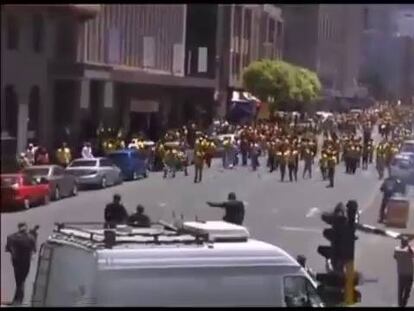 Imágenes de las protestas en Sudáfrica por falta de agua potable y electricidad.