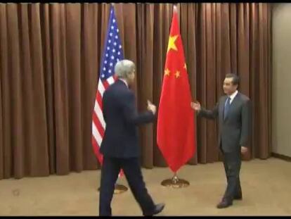 O Secretário de Estado norte-americano, John Kerry, em seu encontro com o presidente chinês, Xi Jinping, nesta sexta-feira em Pequim.