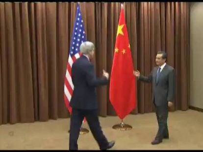 El Secretario de Estado estadounidense, John Kerry, en su encuentro con el presidente chino, Xi Jinping, este viernes en Pekín.