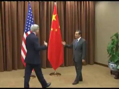 El Secretario de Estado estadounidense, John Kerry, en su encuentro con el presidente chino, Xi Jinping, este viernes en Pekín.