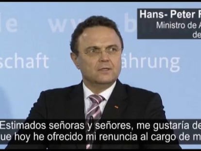 El ministro de Agricultura alemán, Hans-Peter Friedrich, anunciando su dimisión este viernes.