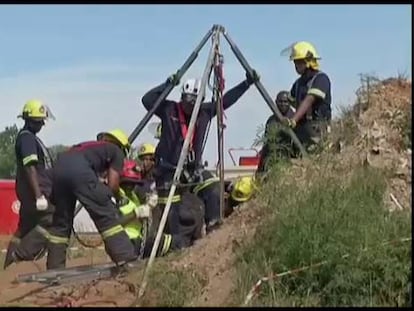 Imágenes del equipo que trata de rescatar a cerca de 200 mineros atrapados en una vieja mina en Sudáfrica.