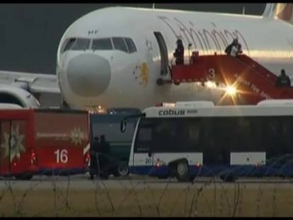 Pasajeros son evacuados del avión secuestrado este lunes por su copiloto.