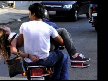 Carmona fue trasladada en motocicleta tras un disparo en la cabeza.