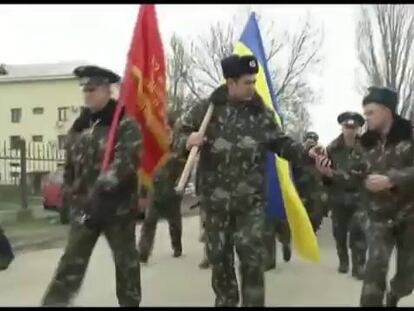 Soldados russos e ucranianos, cara a cara em Crimeia