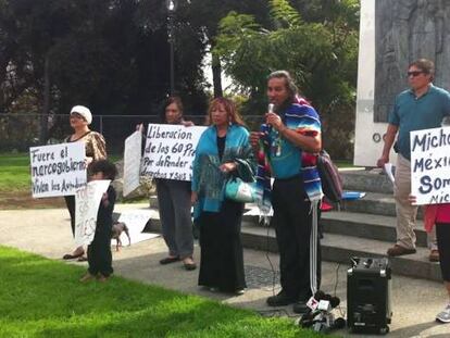 Un pequeño grupo de activistas es el apoyo más visible a las autodefensas de Michoacán entre las comunidades de emigrantes en California. EL PAÍS estuvo con ellos.