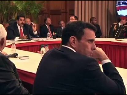 Maduro fala na mesa de diálogo entre o governo e a oposição.