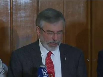 La policía libera a Gerry Adams sin cargos pero envía su caso a la fiscalía