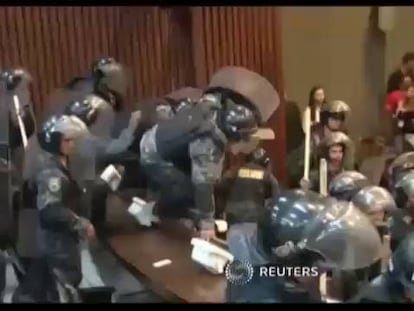 La policía militar hondureña desaloja a diputados y simpatizantes del expresidente Zelaya.