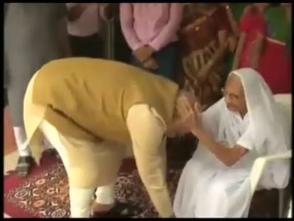 Narendra Modi recibe este viernes la bendición de su madre tras conocerse los primeros resultados electorales.