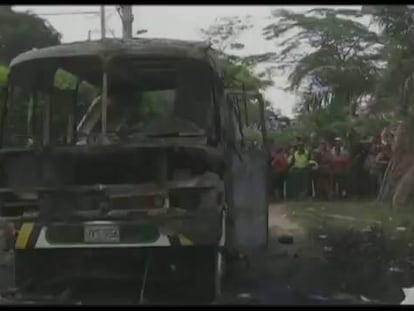 Imágenes del autobús calcinado en Colombia.