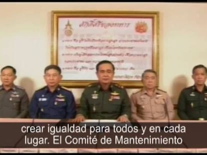 El Ejército anuncia un golpe de Estado por televisión.