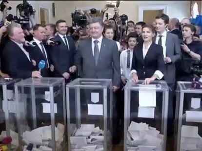 El oligarca Poroshenko gana las presidenciales con amplio apoyo