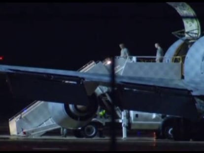 El avión que transporta a Bergdahl aterriza en San Antonio