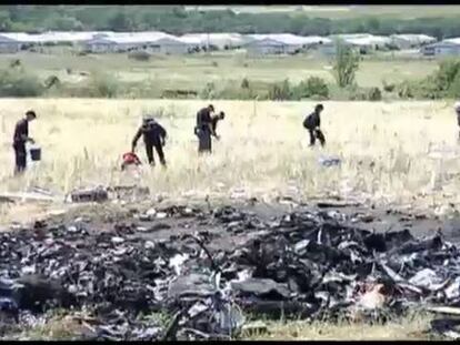 Expertos llegan al lugar donde cayó el avión en Ucrania.