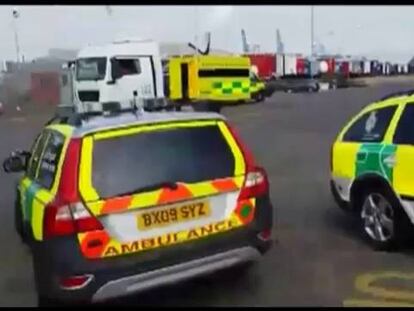 Muere una de las 31 personas halladas en un contenedor en un puerto británico