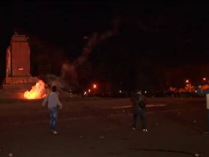Manifestantes pro Kiev tiran una estatua de Lenin en Járkov.
