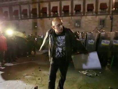 “¡Atrás, atrás! ¡Por su culpa nos van a llamar violentos!”