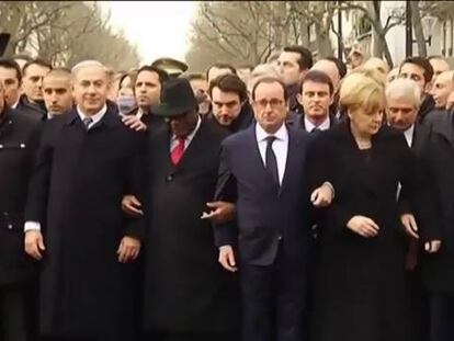 De izquierda a derecha, el presidente de la Comisión, Jean-Claude Juncker; el primer ministro israelí, Benjamin Netanyahu; el presidente de Malí, Ibrahim Boubacar Keita; el presidente francés, Francois Hollande; la canciller alemana, Angela Merkel; el presidente del Consejo, Donald Tusk, y el presidente palestino, Mahmoud Abbas.